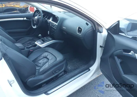 2010 Audi A5 2.0T Premium z USA, uszkodzony, nr VIN WAUGFAFR2AA000681